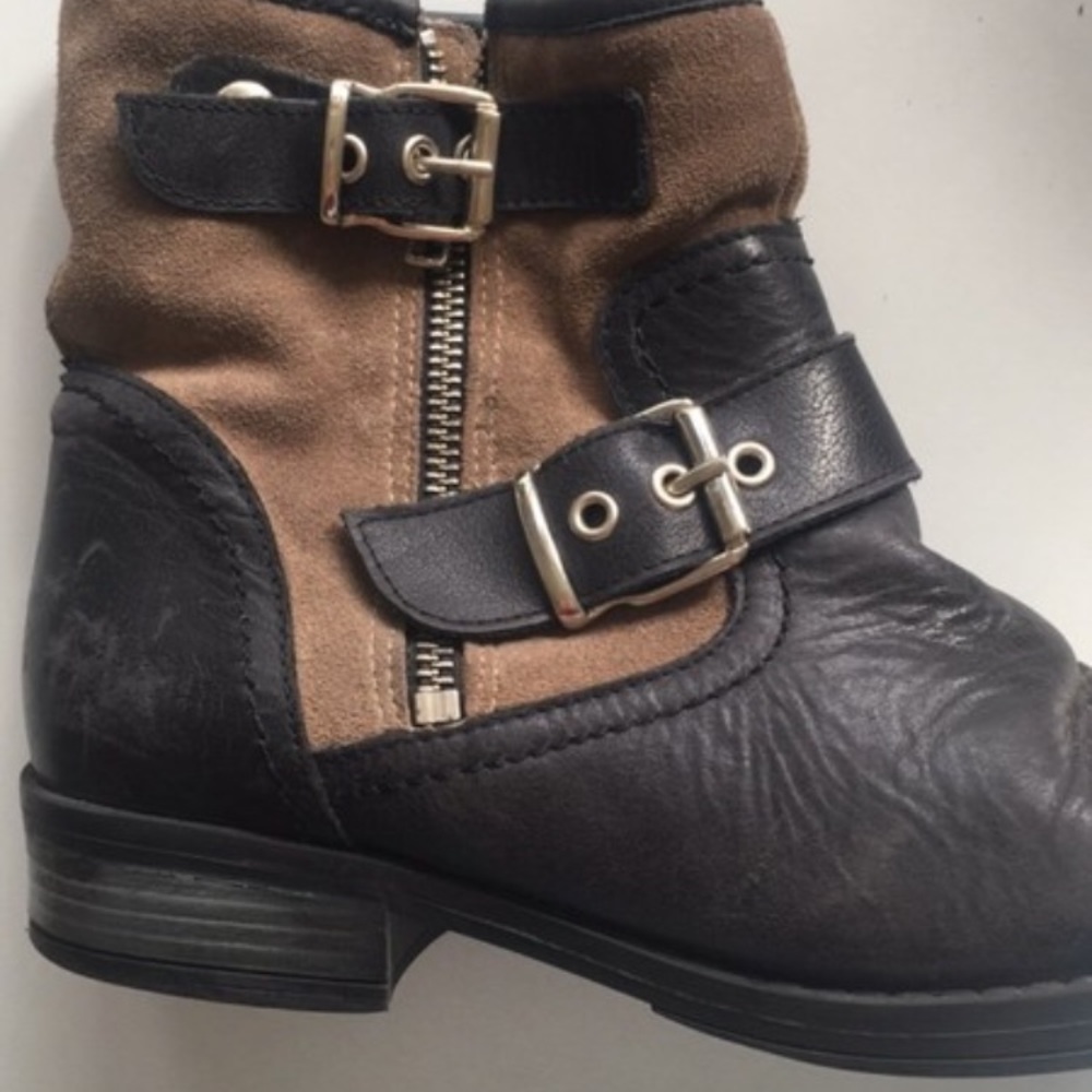 Black/brown boots